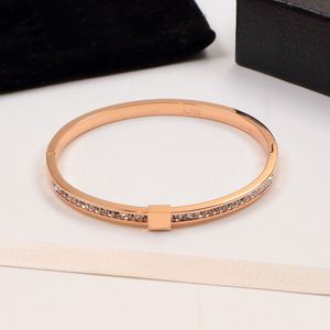 Liefdesarmband Modieus Luxe sieraden Dames Titanium Legering Vergulde armband Heren Ingelegde diamant Luxe Designer juweel Valentijnsdag Lahja Feest Armbanden