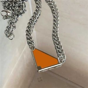 Love Designer Silver Color Punk Mens Collier Femmes Triangle Triangle LETTRES Men Cool Street Womens Pendants Colliers Lédies Chains Luxury Jewlery 9CD5