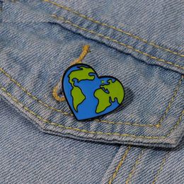 Love Earth Enumel Pins Coup Couch Heart Shape Planet Brooches Badges Badges Protection de l'environnement Bijoux Gift For Kids Friends