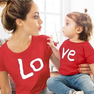 Amor familia ropa a juego algodón rojo madre e hija vestir estampado camiseta mamá y yo vestir bebé niños niña niño ropa 220531