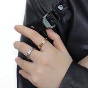 Liefde voor vrouwelijke diamantontwerper ringvinger nagel sieraden mode klassieke titanium stalen band goud en sier rose kleur maat 5 mm 6 mm.