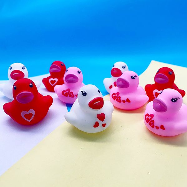 Amour Coeur Imprimé Canards De Bain Jouet Animaux Coloré Doux Flotteur Squeeze Son Couineur Jouets De Bain Classique Canard En Caoutchouc En Plastique Salle De Bains Natation Jouet Cadeaux