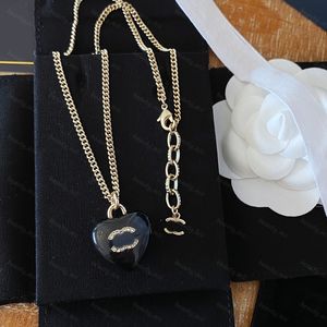Love Necklace Desigenr voor vrouwen Zwart roze hanger Crystal Diamond kettingen Charm Jewelry C Gold Chain Ladies Bruiloftaccessoires