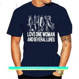 Amor una mujer y varios señuelos camisetas para hombres pescadores pescadores caza tops camiseta divertida o cuello 100% camisetas de algodón 220702