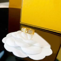 Bague d'amour Gold Silver Luxurys Designers Lettre Perle F Anneaux Femmes Hommes Mariage Cuivre Bijoux de fiançailles Taille 6 7 8 avec boîte 239258PE-3