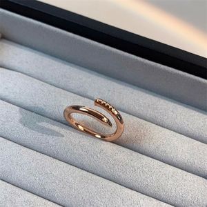 Love Ring Rings Designer Fomen Women Luxury Ring Diamonds Multi-tailles plaqués en métal argent anneau de manchette exquise Bague rétro à la mode à la mode Valentin Cadeaux ZL015 C4