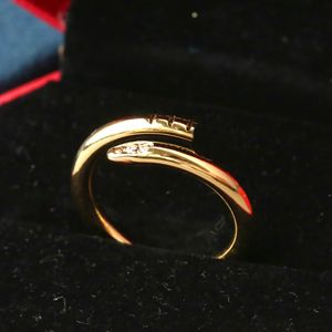 Anillos de amor para mujer Anillo de banda Joyería Plata de ley Un solo clavo Moda europea americana Calle Casual Pareja Clásico Oro Plata Rosa Tamaño 6-9 con caja