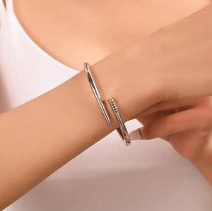 Liefde Schroefarmband Designerarmbanden Luxe sieraden Damesarmband Modeaccessoires Titanium Staallegering Verguld Vervaagt nooit Niet allergisch zonder stofzak 88