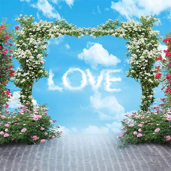 Thème d'amour photographie de mariage romantique décors ciel bleu nuages blancs porte d'arche florale blanc rose fleur jardin arrière-plans sol en brique