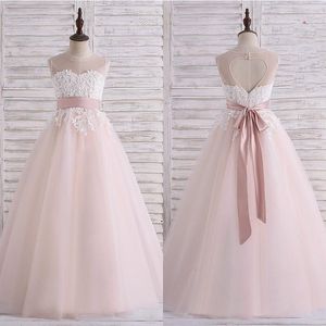 Precioso 2018 Bush Pink Tulle vestidos de niñas de flores para bodas Barato Sheer Crew Heart recortado hacia atrás con Sash Girl Pageant vestido EN2097