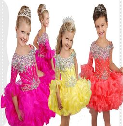 Precioso 2022 Cupcake Vestidos de desfile para niñas pequeñas Rosa Amarillo Un hombro Mangas largas Organza Volantes cortos Flor de cristal G6259400