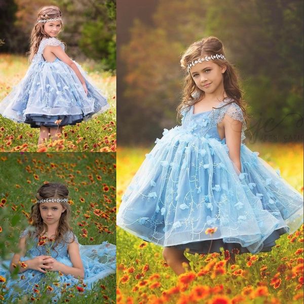 Precioso 3D pétalos vestidos de niña de las flores con cuello en v perlas apliques hasta la rodilla muchachas del desfile vestido de moda corto esponjoso niñas vestidos de cumpleaños