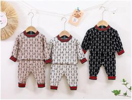 Mooie babyjongens meisjes merk kleding sets letters geprinte pasgeborene gebreide gebreide outfits met lange mouwen lente herfst kinderpak peuter twee stukken sets 0-2 jaar