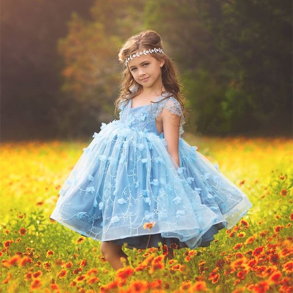 Belle Robe De Bal Perlée Robes De Fille De Fleur Pour Les Mariages 3D Appliqued Petites Filles Pageant Robe Tulle Longueur Au Genou Robes De Communion