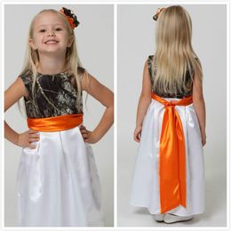 Mooie Camo Bloemenmeisje Jurken voor Bruiloften 2015 Juweel Hals Camouflage Bos Bloem Meisjes Dragen met Riem Realtree Meisje Pageant G316T