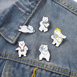 Belle broche d'appareil photo ours blanc de dessin animé, broche en émail, Animal mignon prenant des photos, Badge en métal, cadeau, sac à vêtements à revers, chapeau, bijoux cadeaux pour enfants, vente en gros