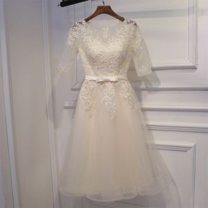 Belle robe de demoiselle d'honneur champagne courte en tulle avec demi-manches en applique florale