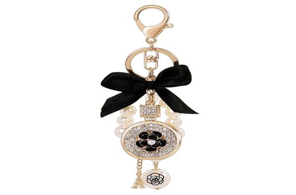 Encantador lindo arco perla flor botella de perfume llaveros nueva moda ins diseñador de lujo diamante bolso de diamantes de imitación encantos llaveros tass4850706