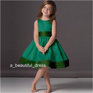 Mooie smaragdgroene bloem meisje jurken goedkope A-lijn knie lengte ronde hals satijnen mouwloze kinderen feestjurken FG1349