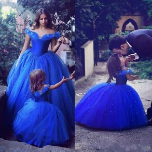 Adorable Cendrillon Robes De Fille De Fleur Bleu Royal Enfants Pageant Robes Hors Épaule Perlée Robe De Bal Communion Occasion Spéciale Pour Les Mariages