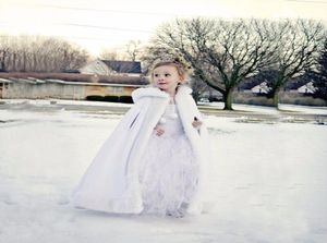 Belles filles cape Cape Made Kids Wedding Cloaks Veste en fausse fourrure pour l'hiver Fleur Fleur Fille Satin Child Coats6099171