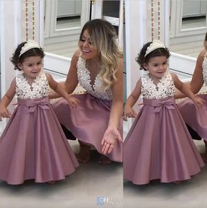 Vestidos encantadores del desfile de las muchachas para las bodas Cuello en V Sin mangas Perlas de satén Arco Vestido de la hija de la madre Cumpleaños Niños Niñas Vestidos de flores