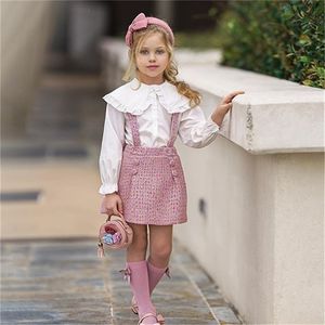 Mooie kinderen babymeisjes kleren 2 stks pak Peter pan kraag met lange mouw shirt plaid suspender rok voor herfst lente outfits 2 7y 220620