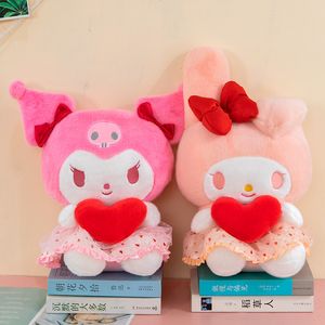 Encantadores juguetes de felpa kuromi sosteniendo el corazón relleno animal peluche almohada muñeca regalos al por mayor para el día de las fiestas de San Valentín