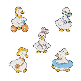 Belles broches de canard goutte d'huile en métal émail dessin animé canard broche broches fit chapeaux sac à main vêtements Festival Animal canards drôles revers badge fête bijoux cadeau hommes femmes