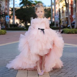 Lovely Pink High Low Girls Vestidos del desfile O Neck Ruffles Tiere Kids Prom Party Vestido Black Bow Tie Belt Layered Kids Celebrity Dress