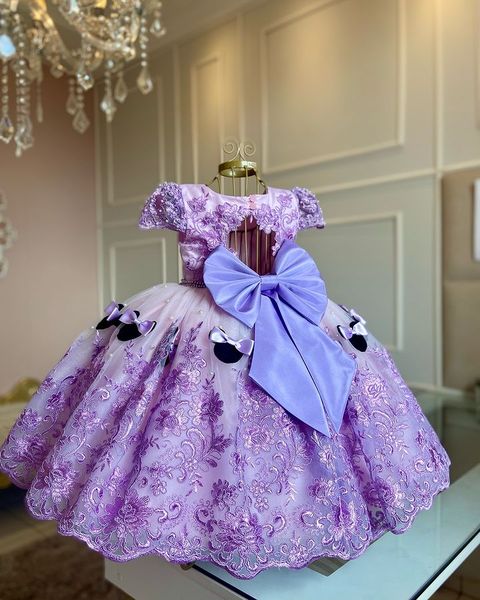 Precioso vestido de fiesta de encaje púrpura Vestidos de niña de flores Joya Cuello Mangas de casquillo Apliques de arco Tul con gradas Lilttle Kids Prom Cumpleaños Pageant Vestidos de boda personalizados