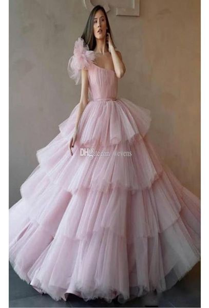 Preciosos vestidos de quinceañera Vestidos de fiesta hinchados de un solo hombro en color rosa Vestido de fiesta con volantes escalonados y magdalenas Hasta el suelo Tul dulce 4203287