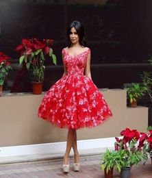 Belle robe de bal courte rouge charmant des applications florales épaule