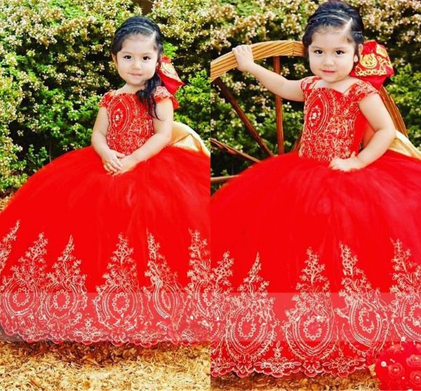 2022 Lujosos vestidos de quinceañera bordados en oro para niños pequeños, gorra transparente, mangas cortas, correas, vestido de bola de tul, vestido de desfile para niñas