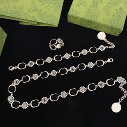 Mooie zilveren bloemblaadjes gekleurde meeldoens kettingen dubbele letter geometrie ontwerp armbanden vrouwen holle lichtring