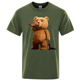 Beau Ted Bear Drink Bière Affiche T-shirt imprimé drôle Men Fashion Fashion Casual Short Mancheves Oversize Tee Street Hip Hop Tops 240517