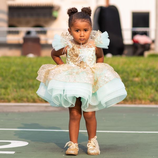 Jolie jupe Tutu à fleurs pour filles, robe de concours en dentelle à volants à plusieurs niveaux, manches cape, longueur aux genoux, robes de fête d'anniversaire pour filles