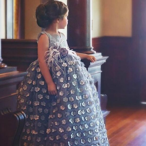 Belle Robe De Filles De Fleur À Col En V Pour Le Mariage 2017 Fleurs-Applique Taille Supérieure Filles Robe D'anniversaire Enchanteur Petites Filles Communion Robe