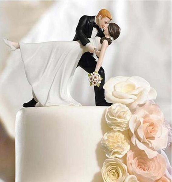 Belle décoration de gâteau de mariage blanc et noir mariée et marié Couple chiffres Toppers classique baiser câlin pas cher 8830120