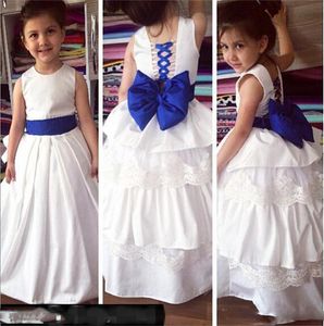 Mooie witte bloem meisje jurken met koninklijke blauwe boog kant-up rug tiered meisjes pageant jurken vloer lengte baby prom feestjurken
