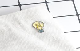 Mooie Gele Gloeilamp Emaille Broche Pin Badge Reversspeldjes Denim Jeans Overhemd Tas Broches Cartoon Mode-sieraden Kinderen Gift4836104