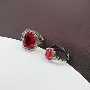 Bague d'amoureux style européen et américain femmes et hommes géométrie rubis zircon diamant doux rouge cristal bague de mariage bijoux de fête cadeau de saint valentin réglable