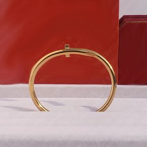 Liefhebbers Armband Vrouwen Roestvrij Staal Luxe Designer Manchet Bangle Open Nagels in Handen Kerstcadeaus voor Meisjes Accessoires Groothandel