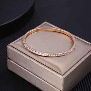 Liefhebbers exclusieve armband voor het tonen van liefdesstijl ingelegd met roségouden 18K met gewone kar en C Family armband