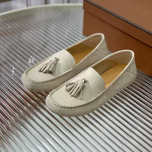 Low-key luxe loafers voor dames lente 2024 Nieuwe unieke tassel ontwerpcomfort voet gevoel casual schoenen deodorisatie niet-slip ronde hoofd dames vrijetijdsschoenen