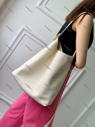 Low key schoudertas Handtas onderarm TOTE TAG Designer tas Sleek design cowhide lederen handtassen Pas met metalen metalen hangslot okselportemonnee interne ritszak M24856