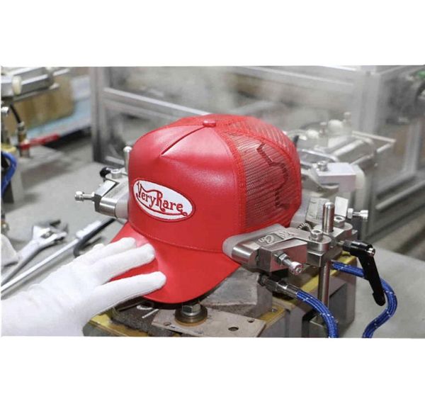 MOQ bajo bordado personalizado Sombreros de camionero snapback de cuero con espalda roja mh3988886