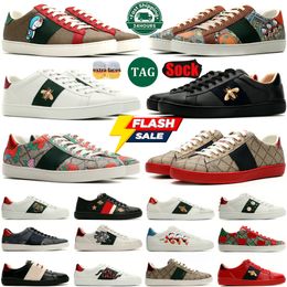 Plate-forme basse Italie Designer Sneakers hommes Chaussures Chaussures Casual Robe Trainers Tiger Broidered Ace Bee White Green Red 1977S Stripes Mens Shoe Walking Sneaker S
