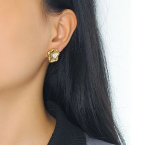 Boucles d'oreilles design à profil bas, boucles d'oreilles féminines incrustées de coquille irrégulière en acier inoxydable haut de gamme, nouveau tempérament 2023, boucles d'oreilles compactes