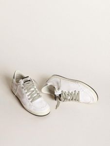 Small chaussures sales de créateur de luxe Rétro italien rétro à la main étoile des baskets en toile blanche avec étoile en cuir et talon irisé et talon